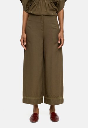 - Spodnie materiałowe