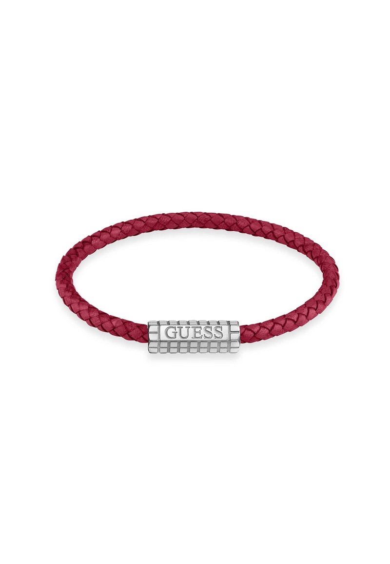 Rotes geflochtenes Lederarmband mit einem silbernen rechteckigen Mittelpunkt, auf dem "GUESS" eingraviert ist. Glatte Textur und ein flexibles Design.