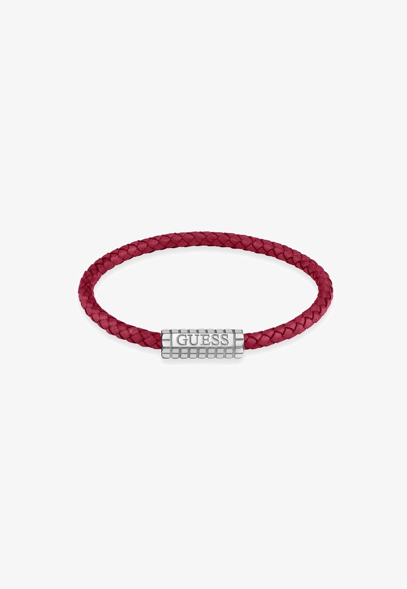 Rotes geflochtenes Lederarmband mit einem silbernen rechteckigen Mittelpunkt, auf dem "GUESS" eingraviert ist. Glatte Textur und ein flexibles Design.
