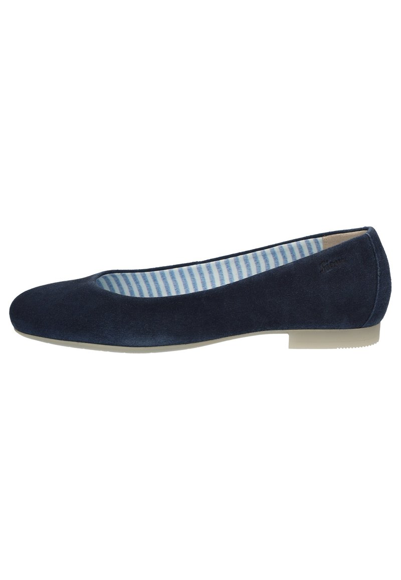 Pantofole ballerine in suede blu navy con punta arrotondata, design aderente e texture liscia. L'interno presenta una fodera a righe blu e bianche.