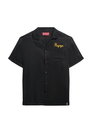 Czarna koszula z krótkim rękawem o subtelnym połysku. Posiada guziki z przodu, kieszeń na piersi oraz haft "Nagoya" w kolorze pomarańczowym. Lekka tkanina.