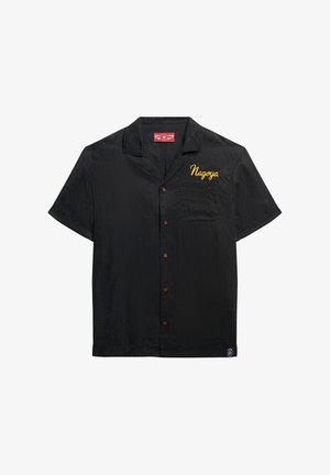 Czarna koszula z krótkim rękawem o subtelnym połysku. Posiada guziki z przodu, kieszeń na piersi oraz haft "Nagoya" w kolorze pomarańczowym. Lekka tkanina.