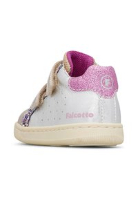 Piccola scarpa da ginnastica per toddler in argento con tallone e fodera interna in glitter rosa, suola beige e cinturino in Velcro, mostrata dal lato posteriore.
