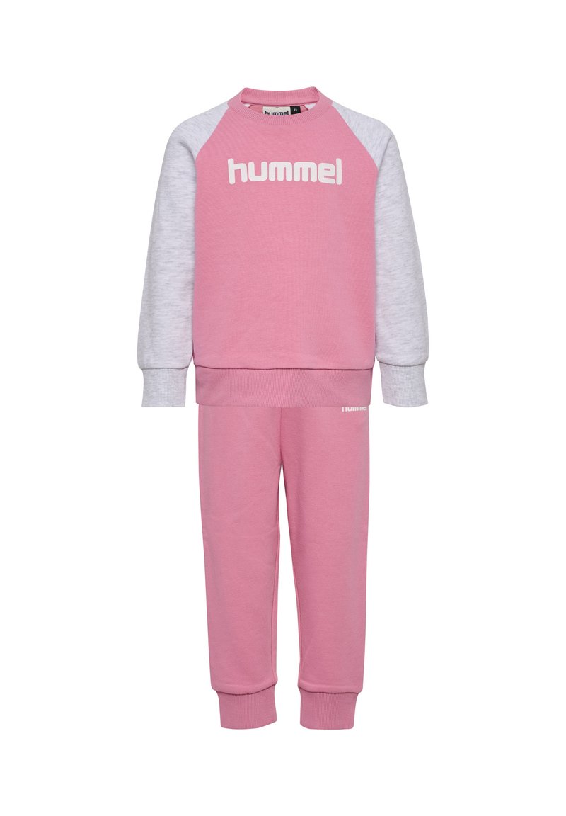 Roze sweatshirt met grijze raglanmouwen en witte logo, gecombineerd met bijpassende roze sweatpants. Zachte katoen stof, ribgebreide boorden.