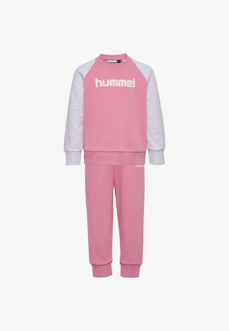 Różowa bluza z szarymi rękawami raglanowymi i białym logo, w komplecie z dopasowanymi różowymi spodniami dresowymi. Miękki materiał bawełniany, prążkowane mankiety.