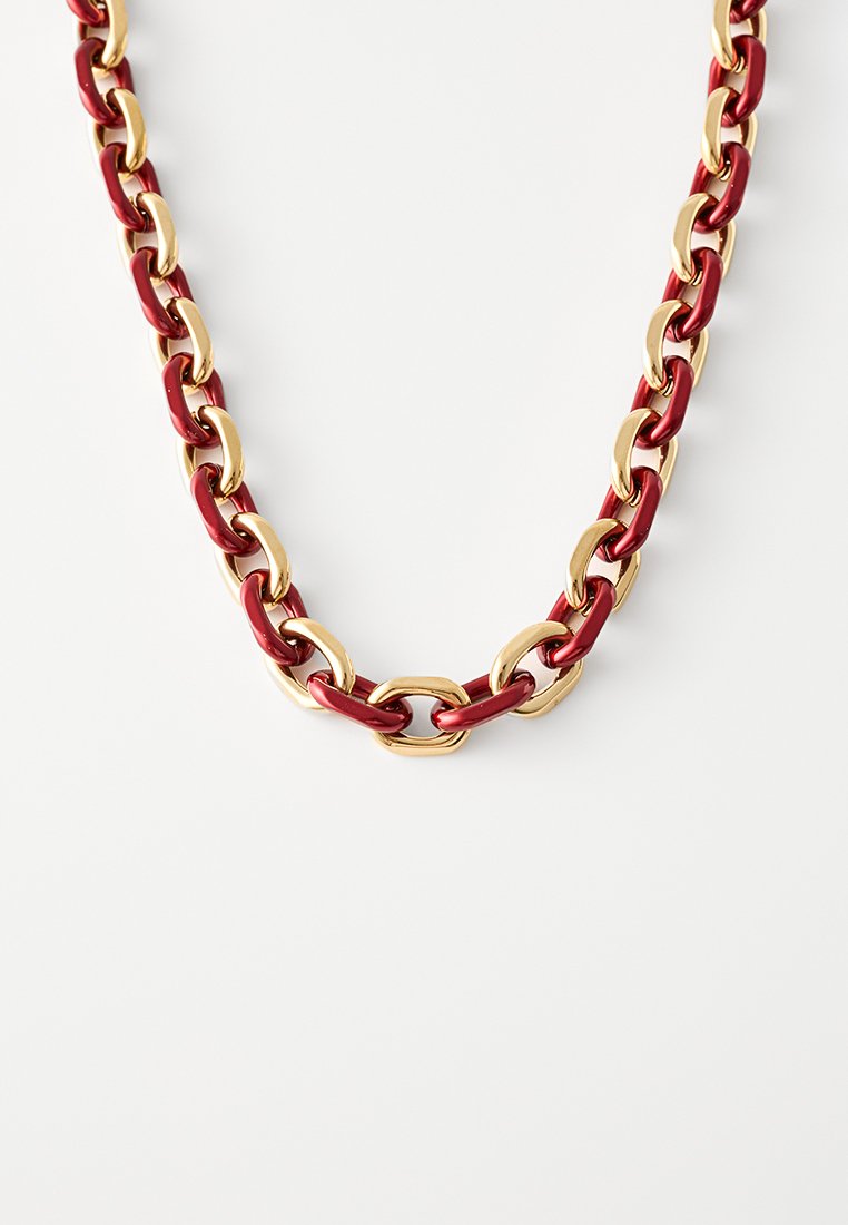 Masywna naszyjnik z przeplatającymi się czerwonymi i złotymi ogniwami, o gładkiej fakturze i wyrazistym wzorze. Odpowiedni do różnych stylów.