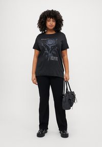 ONLY Carmakoma CARMIKO LIFE WASHED TEE - T-shirt estampada - black