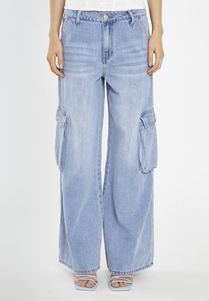 Wide-leg cargo jeans in light blue denim with side pockets, a button closure, and a relaxed fit. Smooth texture and classic design.