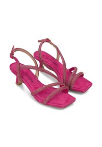 Talons hauts en daim rose avec un bout carré, ornés de brides en paillettes croisées et d'un petit talon rectangulaire. Conçus pour le confort et le style.