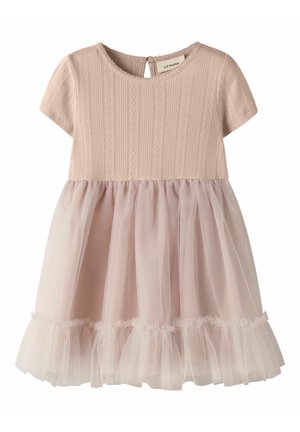 Vestido rosa bebé de manga corta con parte superior de punto texturizado y falda de tul en capas, con cierre de botón en forma de ojo de cerradura en la parte posterior del escote.