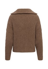 Pull en tricot côtelé marron à manches longues avec un large col rabattu, vu de dos sur fond blanc.