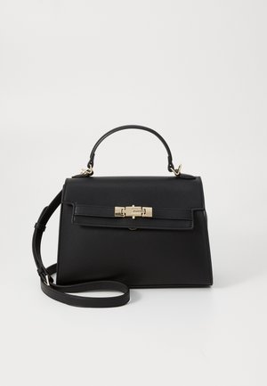 Borsa a mano in pelle nera con manico superiore, tracolla removibile e chiusura a fibbia rettangolare dorata su sfondo semplice.