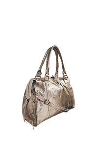 Sac à main argent métallique avec une finition texturée, des poignées en cuir tressées doubles, une bandoulière amovible et des accents en métal doré.