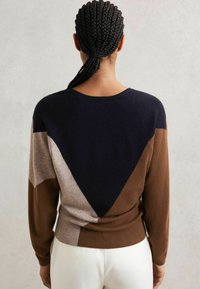 Maglione lavorato a maglia con un motivo geometrico in tonalità marrone, beige e blu navy; leggero, colletto a girocollo e maniche lunghe. Finitura testurizzata.
