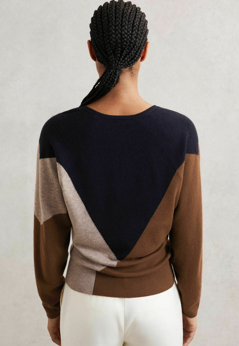 Maglione lavorato a maglia con un motivo geometrico in tonalità marrone, beige e blu navy; leggero, colletto a girocollo e maniche lunghe. Finitura testurizzata.