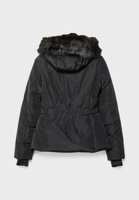 Črna puhasta jakna z umetnim krznom na kapuci, elastičnim pasom in rebrastimi manšetami. Gladek, sijoč material s prilagojeno silhueto.