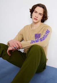 The North Face MOUNTAIN PLAY TEE - Langarmshirt - khaki stone