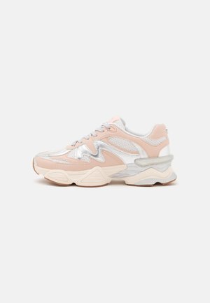 Różowo-srebrne niskie sneakersy z siateczką i skórzanymi detalami, grubą podeszwą i sznurowaniem, pokazane z boku na białym tle.