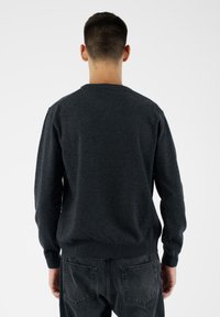 Ciemnoszara bluza z okrągłym dekoltem, wykonana z fakturowanej tkaniny, z ribbowymi mankietami i dołem, widok od tyłu. Prosty i minimalistyczny design.