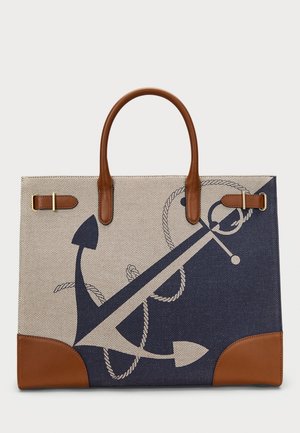 Grand sac cabas rectangulaire en toile avec un motif d'ancre marine bleu foncé, anses en cuir marron, protections d'angle et détails à boucle.