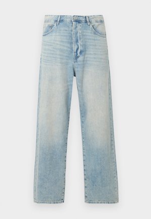 Φωτεινό γαλάζιο τζιν με ψηλή μέση και ίσια γραμμή, με κουμπί μπροστά, φερμουάρ και κλασικό σχέδιο με πέντε τσέπες σε λευκό φόντο.