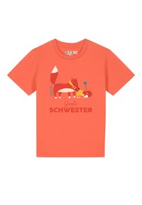 Koraalkleurig t-shirt met korte mouwen met een graphic van een rode vos met een gestippelde sjaal, een eekhoorn en bloemaccenten. De tekst luidt "Große Schwester."