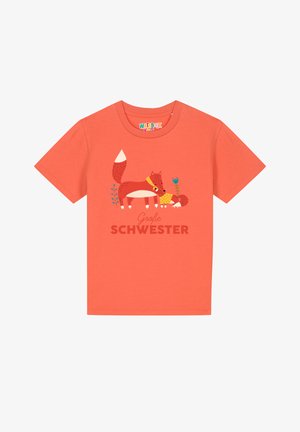 Koralle T-Shirt mit kurzen Ärmeln, das eine Grafik von einem roten Fuchs mit einem gepunkteten Schal, einem Eichhörnchen und floralen Akzenten zeigt. Der Text lautet "Große Schwester."