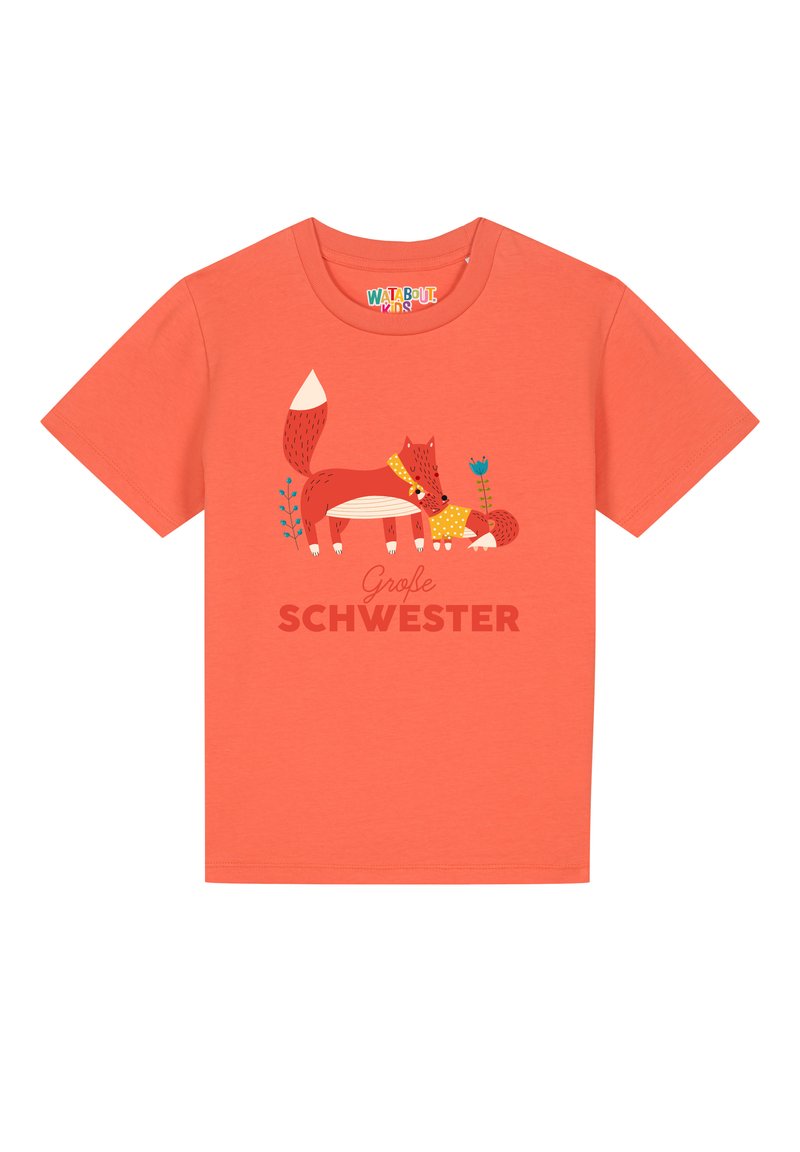 Koraalkleurig t-shirt met korte mouwen met een graphic van een rode vos met een gestippelde sjaal, een eekhoorn en bloemaccenten. De tekst luidt "Große Schwester."