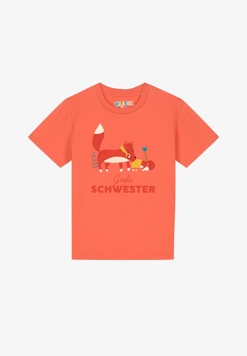 Koralle T-Shirt mit kurzen Ärmeln, das eine Grafik von einem roten Fuchs mit einem gepunkteten Schal, einem Eichhörnchen und floralen Akzenten zeigt. Der Text lautet "Große Schwester."