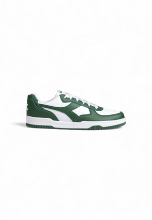Sneaker da ginnastica verdi e bianchi con tomaia in pelle liscia, chiusura con lacci e elementi di design a contrasto. Sole in gomma con battistrada testurizzato.