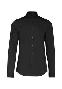 Černá košile s dlouhými rukávy, knoflíkovým zapínáním a špičatým límcem, rovnými manžetami a přiléhavým střihem na bílém pozadí.