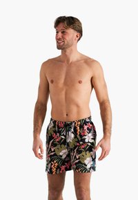 Zwarte heren zwemshorts met een multicolore tropische print van roze en witte bloemen. Inclusief elastische tailleband en koord.