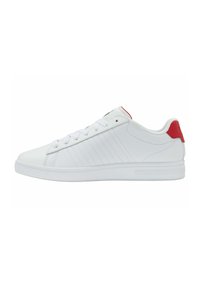 Sneaker bianchi basse in pelle liscia, con dettagli rossi sul tallone, lacci bianchi e cuciture laterali discrete.