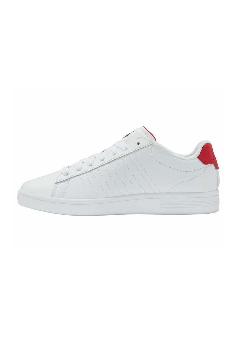 Sneaker bianchi basse in pelle liscia, con dettagli rossi sul tallone, lacci bianchi e cuciture laterali discrete.