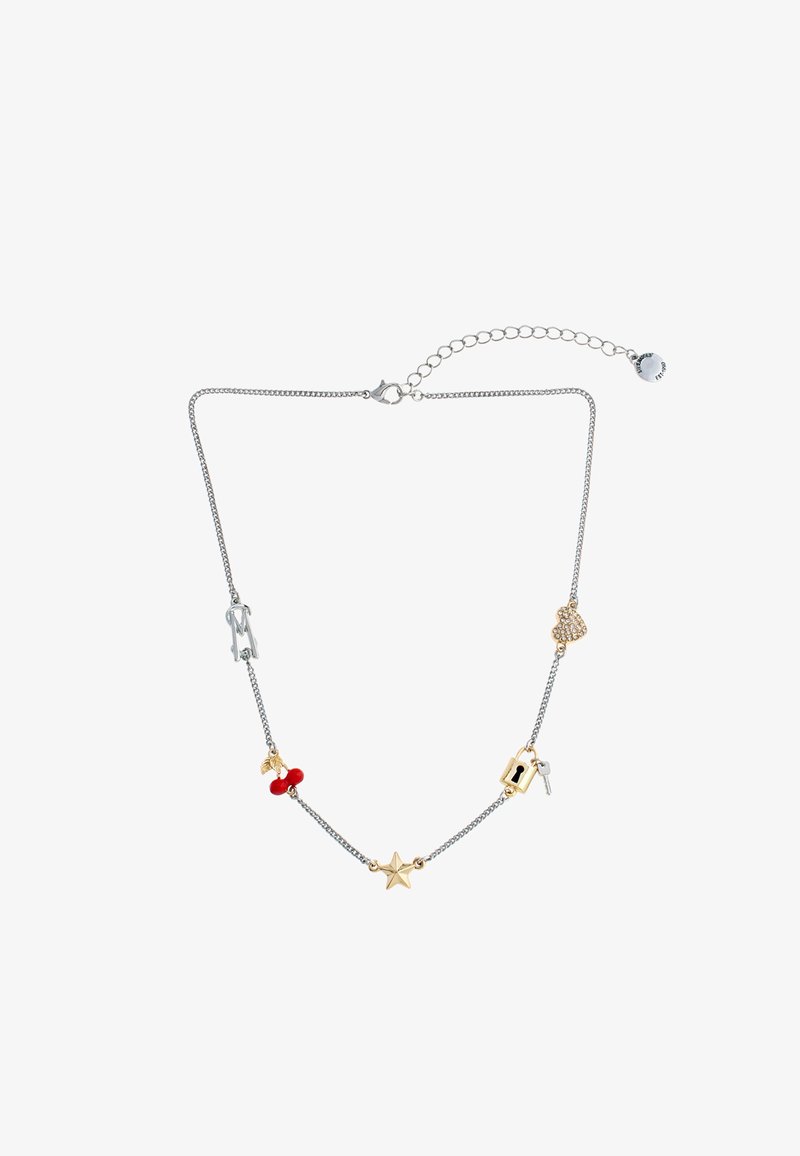 Collar de cadena de plata con dijes variados: cerezas rojas, estrella dorada, candado, llave y un corazón brillante. Presenta un cierre de langosta y longitud ajustable.