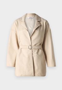 Beige Gürtelmantel aus weichem Stoff, mit Reverskragen, weiten Ärmeln und einer runden Metallöse. Klare Linien und minimalistisches Design.