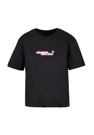 T-shirt in cotone nero con maniche corte e scollo rotondo. Testo rosa con scritto "Non me ne frega niente" accompagnato da una stella sul davanti.