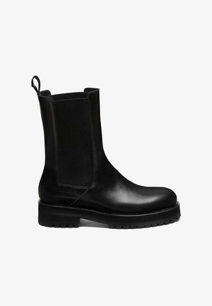 Stivali ankle in pelle nera con pannelli laterali elasticizzati, finitura texturizzata, punta arrotondata, suola in gomma robusta e linguetta sul retro per una facile calzata.