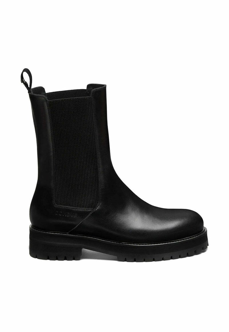 Bottes noires en cuir avec des panneaux élastiques sur les côtés, finition texturée, bout arrondi, semelle en caoutchouc robuste et une languette à l'arrière pour un enfilage facile.
