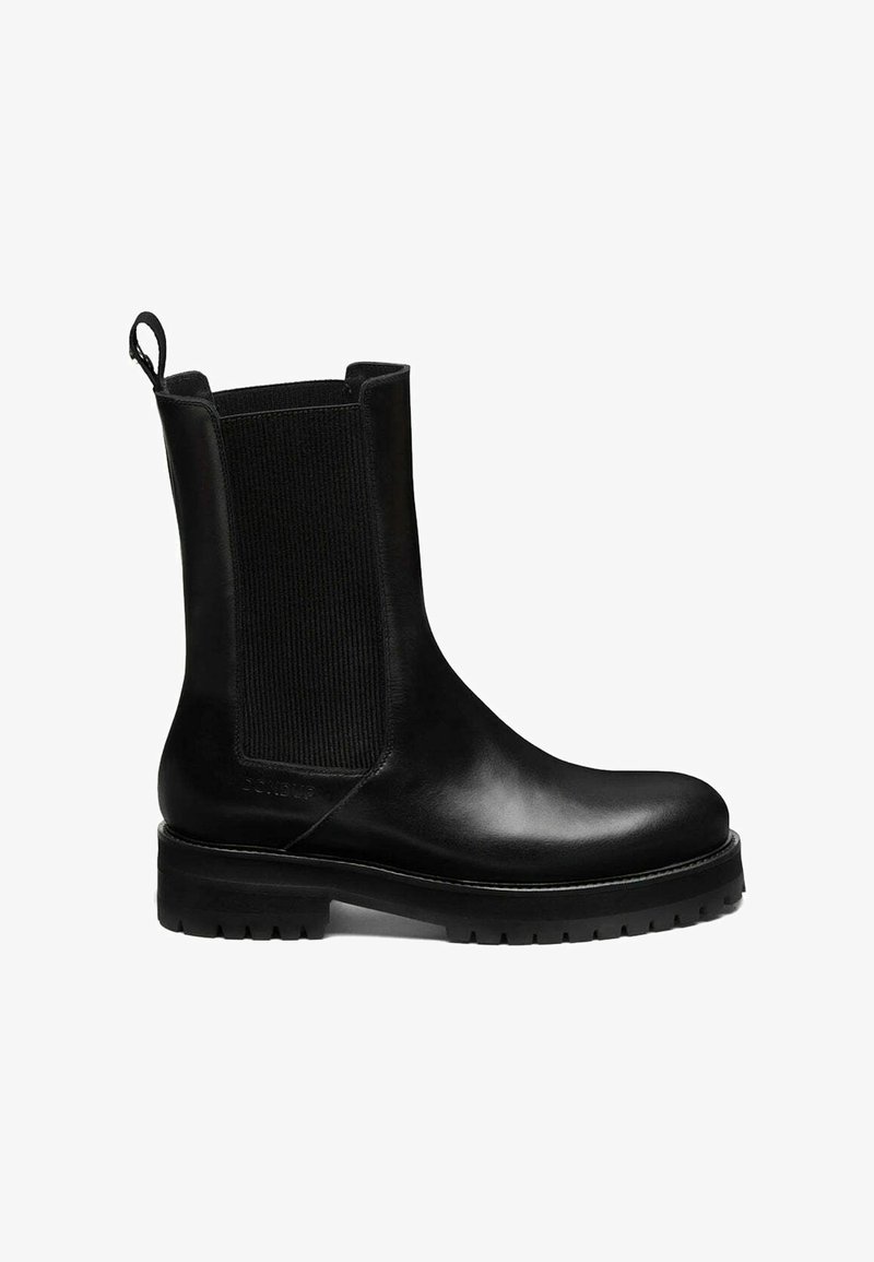 Bottines en cuir noir avec des panneaux latéraux élastiques, bout arrondi et semelle épaisse. Accents en tissu texturé et une languette à l'arrière.