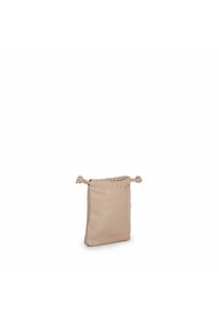 Bolsa de cuero beige con cordón ajustable y cierre anudado, textura suave, forma rectangular, con un sutil logotipo en un lado.
