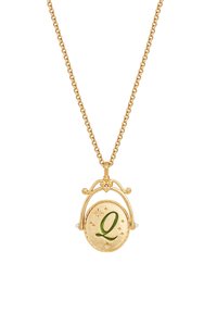 Gouden ketting met een ronde hanger met een groene "Q," omringd door decoratieve accenten en kleine sterren.