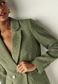 Next Krátky kabát - sage green