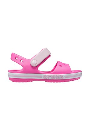 Sandali Crocs rosa con una fascia larga, fascia posteriore regolabile, fori di ventilazione e accenti bianchi sulla suola e sul logo.