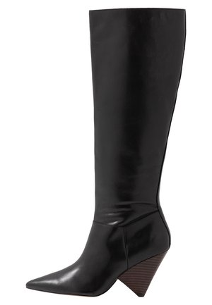 Botte en cuir noire montant jusqu'au genou, avec un bout pointu et un talon en bois empilé incliné.