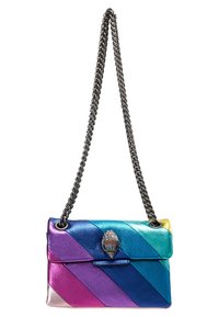Pestrá kožená kabelka s diagonálním pruhovaným vzorem, řetízkovým popruhem a ozdobnou sponou. Barvy zahrnují růžovou, fialovou, modrou a zlaté akcenty.