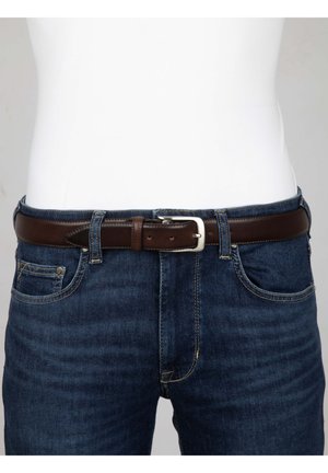 Bruine leren riem met een zilveren vierkante gesp, gedragen over donkerblauwe jeans. De riem heeft een gladde textuur en is door de riemlussen gehaald.