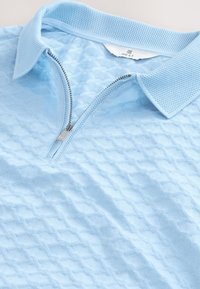 Unselected, light blue