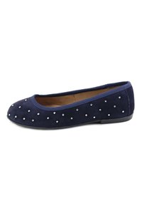 Bailarina de ante azul marino con punta redonda, que presenta un patrón decorativo de pequeños tachuelas plateadas en la parte superior y una suela plana.