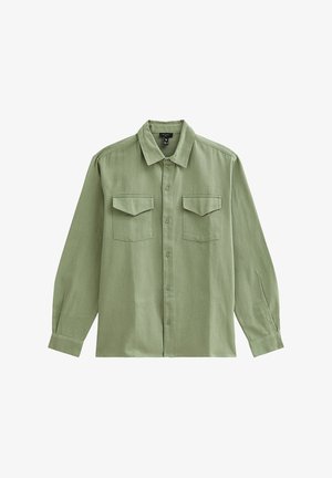 Chemise vert olive en tissu doux, avec un col classique, un devant à boutons et deux poches poitrine avec rabats. Manches longues.